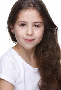 Актеры фильма Аладдин: Chloe Stannage - роль: Village child, в титрах не указана