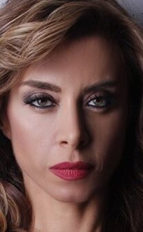 Актеры сериала Постучись в мою дверь: Неслихан Йелдан - роль: Aydan Bolat