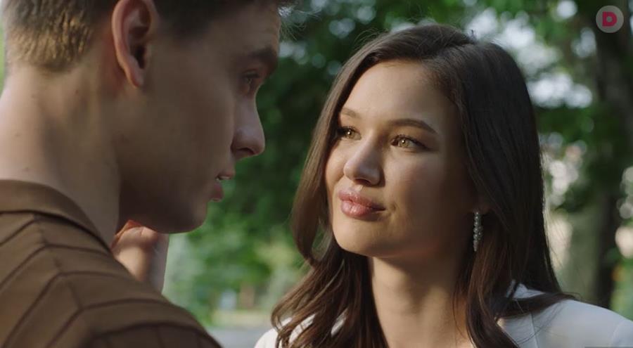 Читать краткое описание сюжета всех 4 серий сериала Моя рыжая чудачка 2025 на канале Домашний