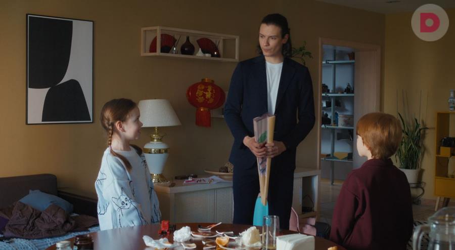 Читать краткое описание содержания всех 4 серий сериала Ведь мы семья 2025 года на канале Домашний