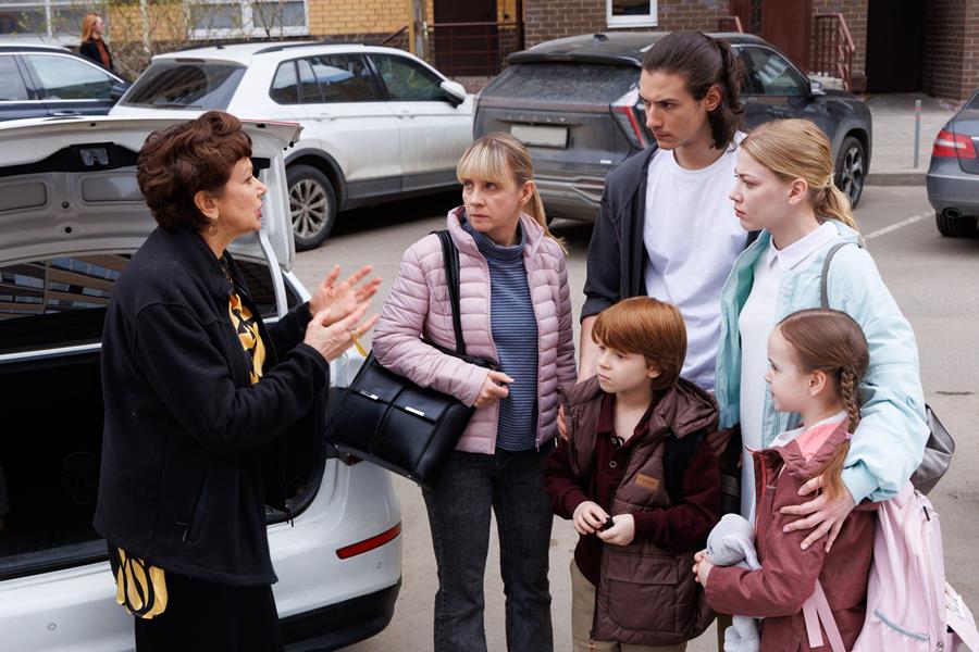 Читать краткое содержание всех 4 серий и концовки сериала Ведь мы семья 2025 года на канале Домашний