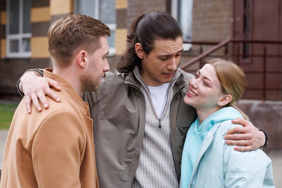 Читать краткое содержание сюжета всех 4 серий сериала Ведь мы семья 2025 года на канале Домашний