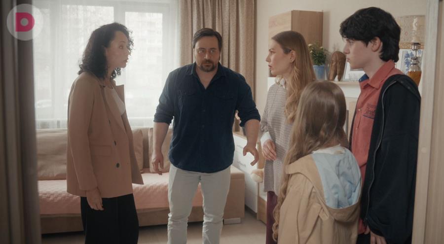 Читать краткое описание всех 4 серий и концовки сериала Ведь мы семья 2025 года на канале Домашний