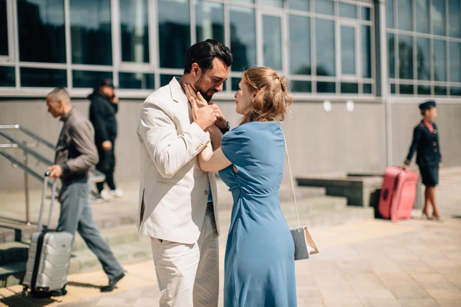 Читать краткий пересказ всех 4 серий сериала На разных берегах 2025 года на канале Домашний