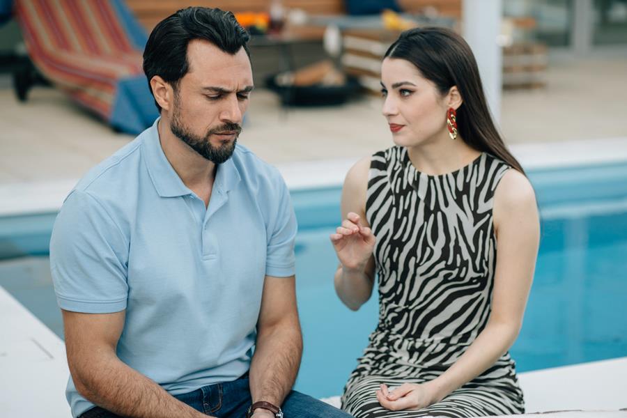 Читать краткий сюжет всех 4 серий сериала На разных берегах 2025 года на канале Домашний