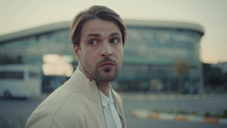 Читать краткое описание всех 4 серий и концовки сериала Тысяча роз 2025 года на канале Россия