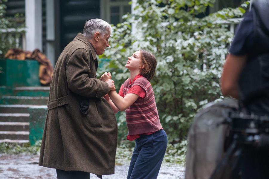 Читать краткое содержание сюжета всез 8 серий сериала Враг у ворот 2025 года на Первом канале