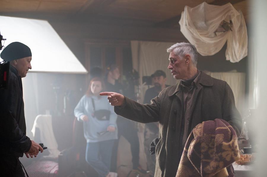 Читать краткое содержание всез 8 серий и концовки сериала Враг у ворот 2025 года на Первом канале