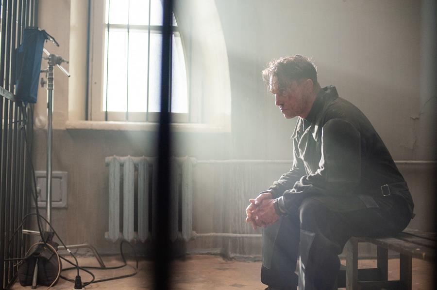 Читать краткое описание содержания всех 8 серий сериала Враг у ворот 2025 года на Первом канале