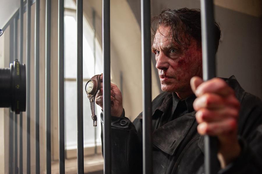 Читать краткое описание сюжета всех 8 серий сериала Враг у ворот 2025 года на Первом канале