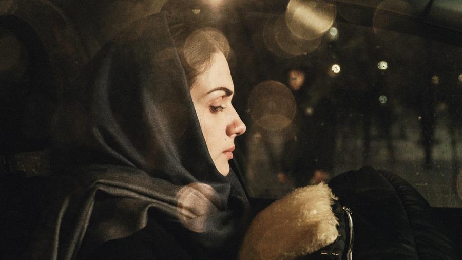 Читать краткое описание сюжета всех 4 серий сериала Девятый вал 2022 года на канале Россия