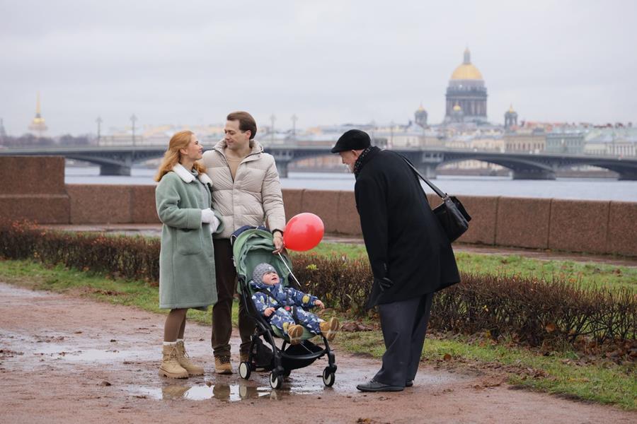 Читать краткое описание содержание всех 4 серий сериала Счастье на рыбьем меху 2025 года на канале Россия