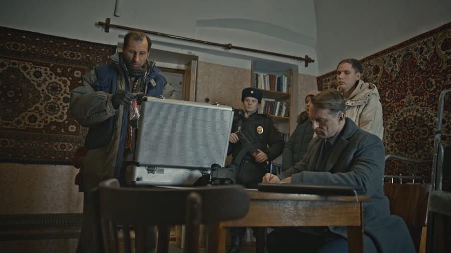 Читать краткое описание всех 20 серий и концовки сериала Тайный советник 2025 года на НТВ