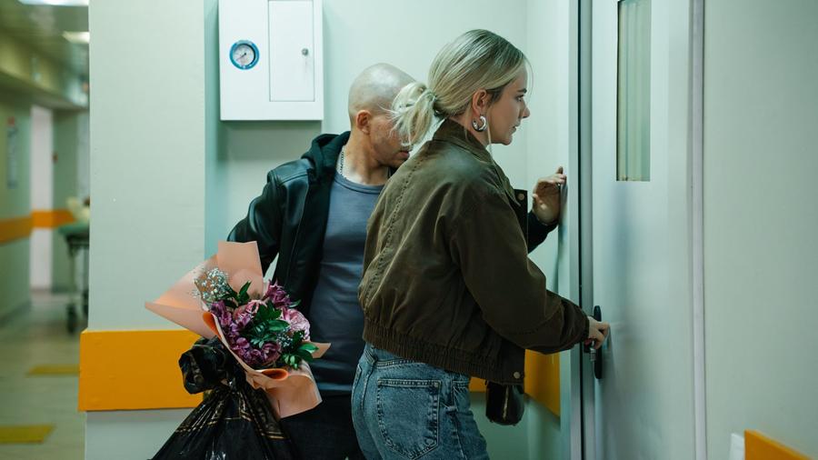 Кадры с персонажами сериала «Вор в загоне»